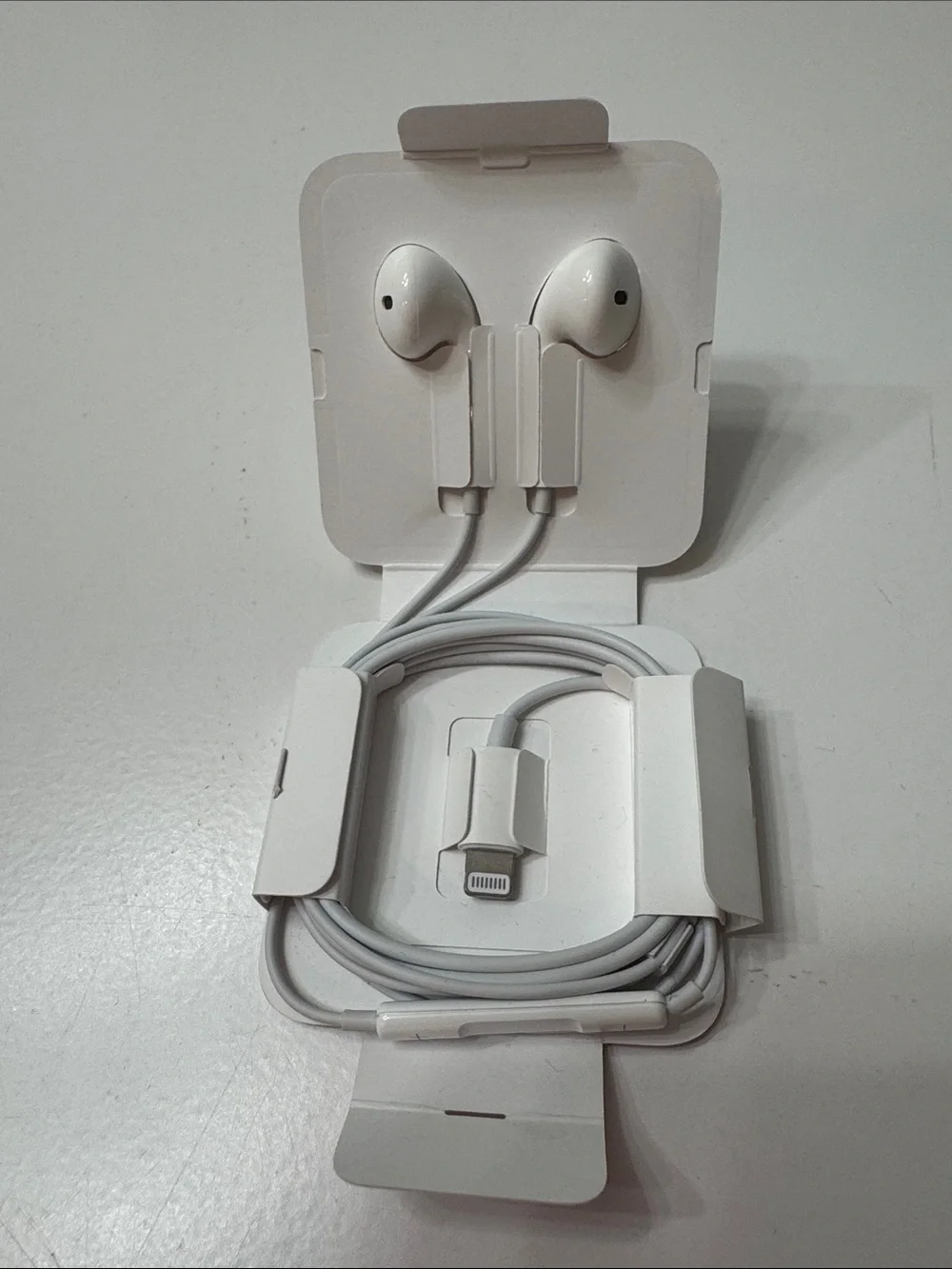 Apple White Wired Earbuds with Inline Microphone